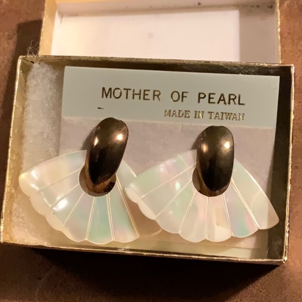Vintage Mother of Pearl Shell Fan Earrings Gold Tone Dangle Statement